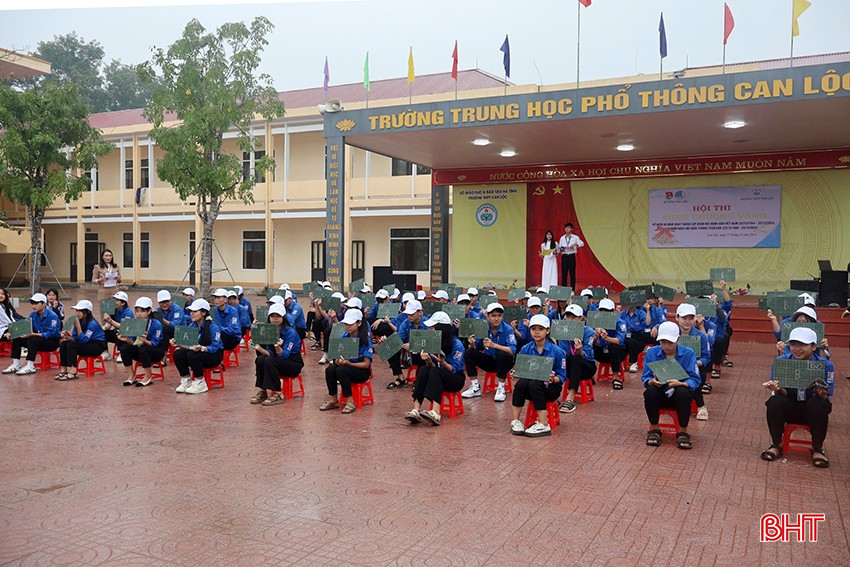 Học sinh Trường THPT Can Lộc tham gia hội thi. bqbht_br_11.jpg