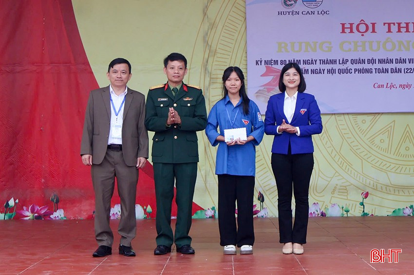 Ban tổ chức trao giải nhất cho em Đỗ Nguyễn Thị Biên Thùy - học sinh lớp 11A11. bqbht_br_15.jpg
