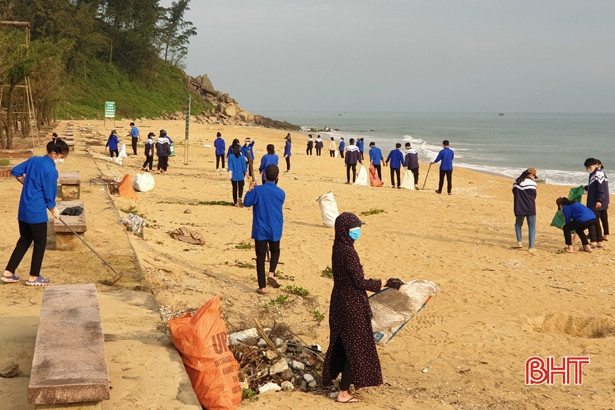 Hơn 200 đoàn viên thanh niên ra quân làm sạch bãi biển Thiên Cầm