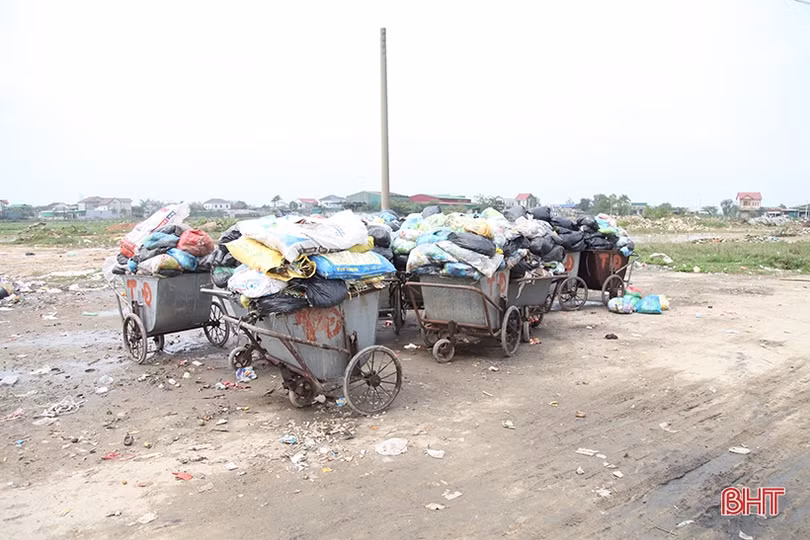 Rác thải xây dựng đổ tràn lan trong cụm công nghiệp Thạch Đồng