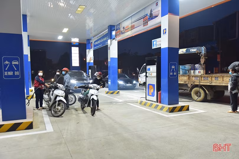 Người dân Hà Tĩnh đổ xô mua xăng trước tin tăng giá mạnh