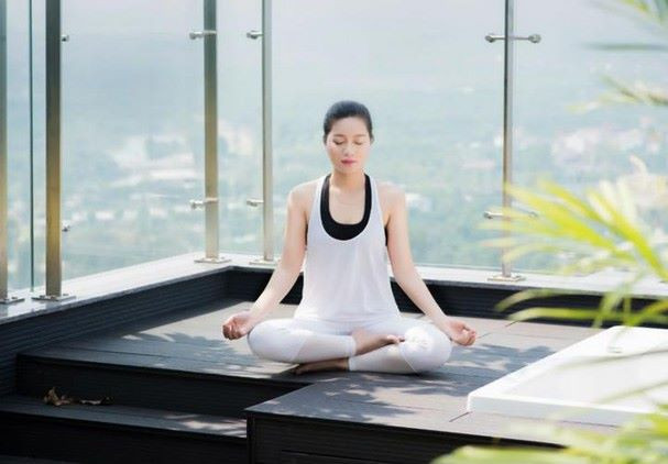 Bị ù tai, nghe kém sau mắc COVID-19, cần làm gì?