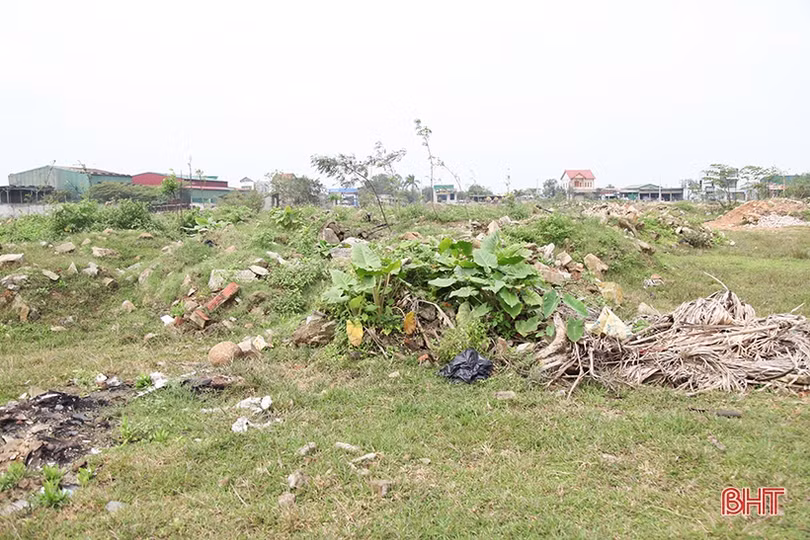 Rác thải xây dựng đổ tràn lan trong cụm công nghiệp Thạch Đồng