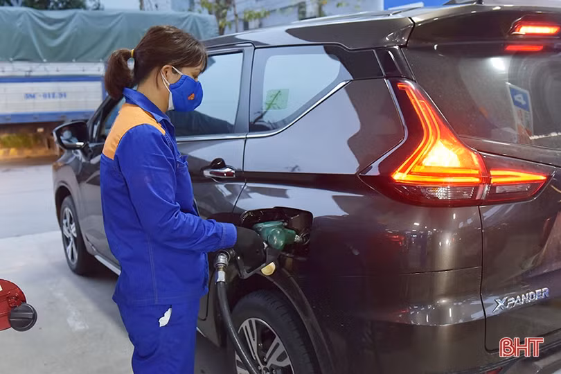 Người dân Hà Tĩnh đổ xô mua xăng trước tin tăng giá mạnh