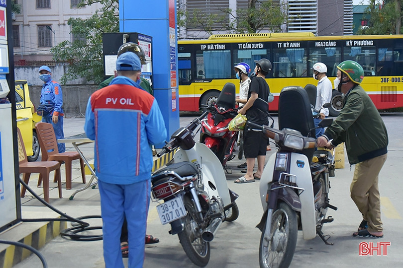 Người dân Hà Tĩnh đổ xô mua xăng trước tin tăng giá mạnh