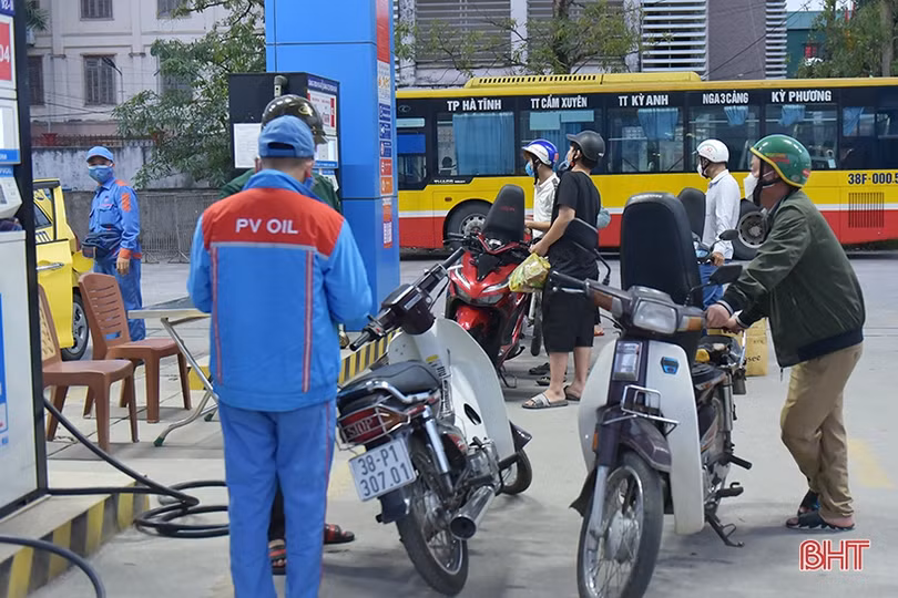 Người dân Hà Tĩnh đổ xô mua xăng trước tin tăng giá mạnh