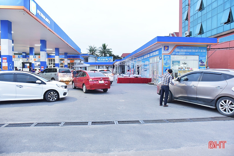 Người dân Hà Tĩnh đổ xô mua xăng trước tin tăng giá mạnh