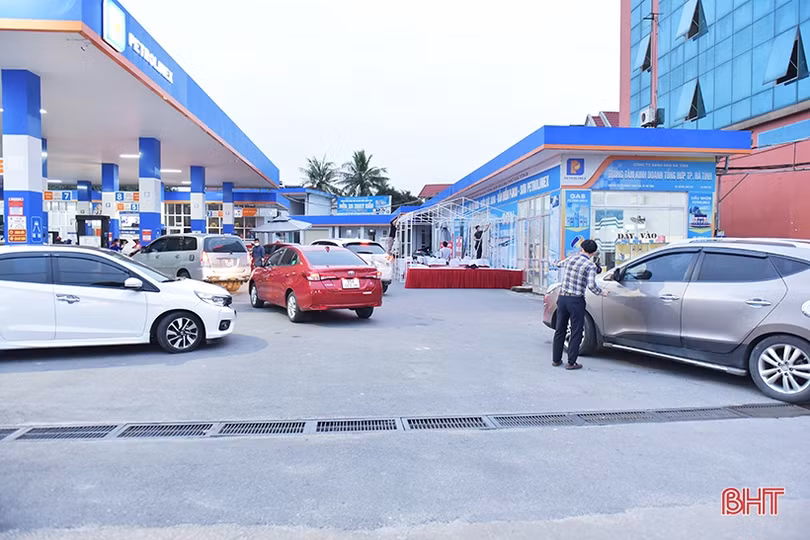 Người dân Hà Tĩnh đổ xô mua xăng trước tin tăng giá mạnh