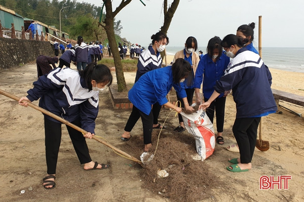 Hơn 200 đoàn viên thanh niên ra quân làm sạch bãi biển Thiên Cầm