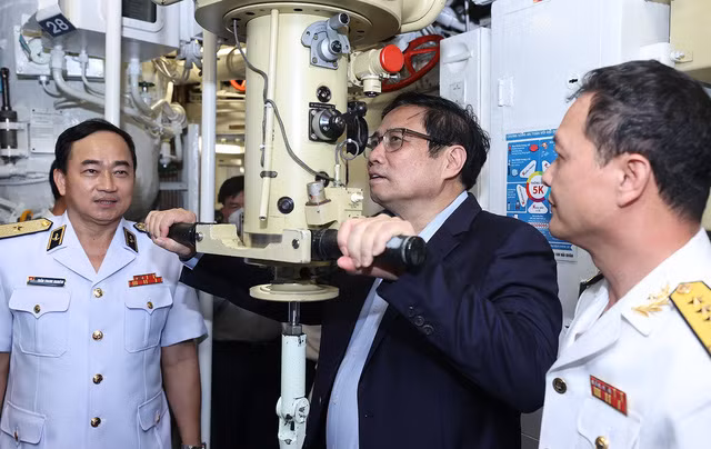 Thủ tướng dâng hương tưởng niệm chiến sĩ Gạc Ma, thăm Lữ đoàn Tàu ngầm và Vùng 4 Hải quân