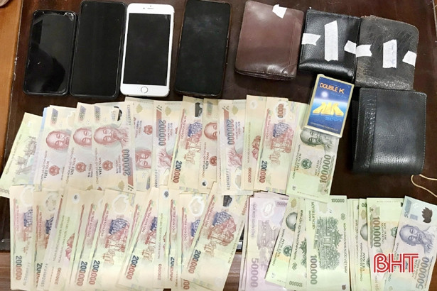 Hà Tĩnh: Bắt ổ nhóm đánh bạc tại quán cà phê, thu giữ hơn 43 triệu đồng