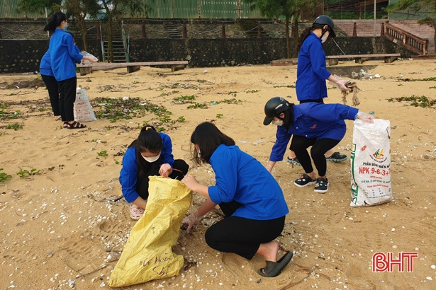 Hơn 200 đoàn viên thanh niên ra quân làm sạch bãi biển Thiên Cầm