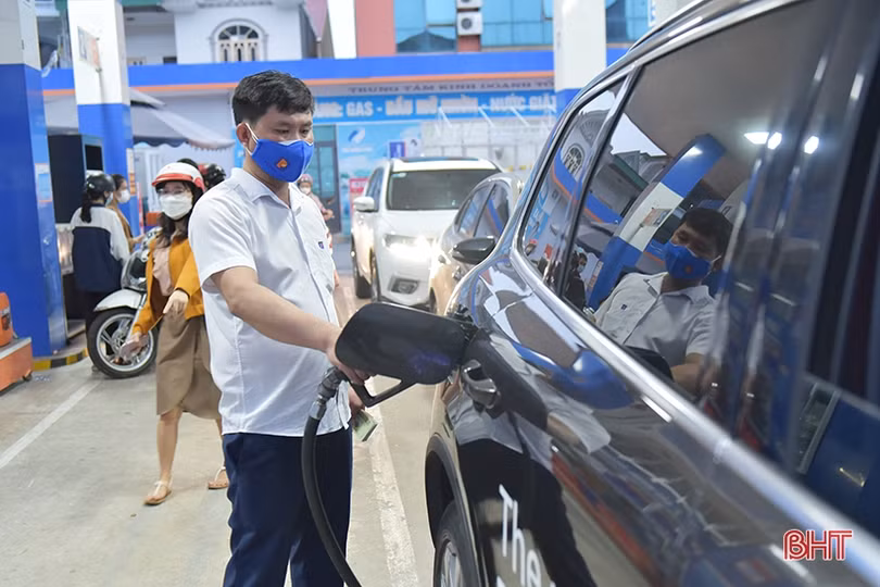 Người dân Hà Tĩnh đổ xô mua xăng trước tin tăng giá mạnh
