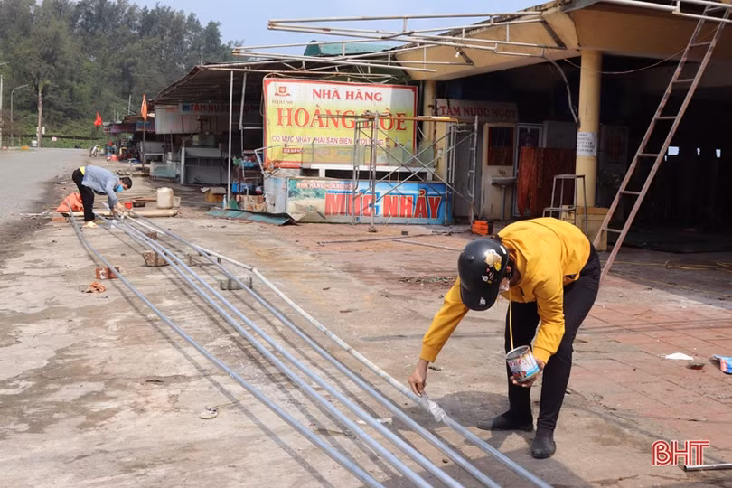 Các cơ sở kinh doanh ở phố biển Thiên Cầm tân trang đón mùa du lịch mới