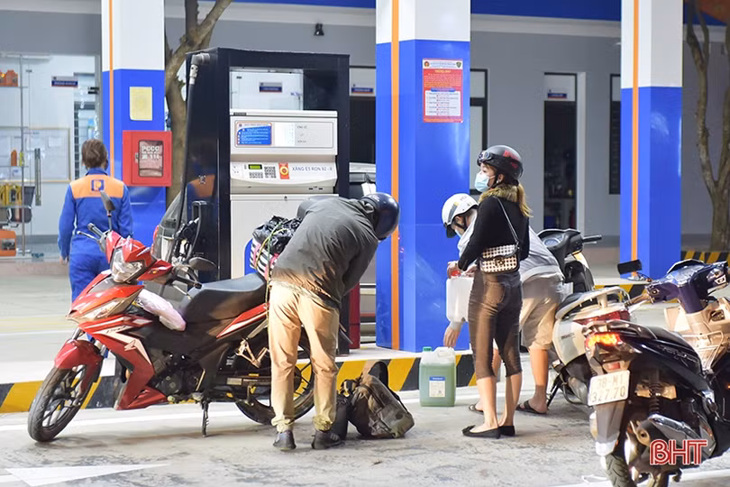 Người dân Hà Tĩnh đổ xô mua xăng trước tin tăng giá mạnh