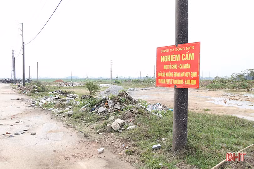 Rác thải xây dựng đổ tràn lan trong cụm công nghiệp Thạch Đồng