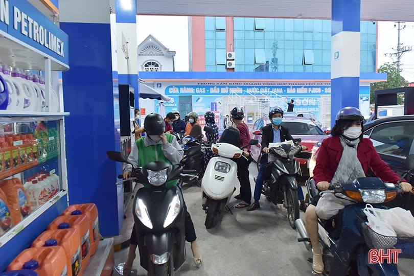 Người dân Hà Tĩnh đổ xô mua xăng trước tin tăng giá mạnh