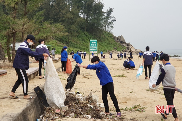 Hơn 200 đoàn viên thanh niên ra quân làm sạch bãi biển Thiên Cầm