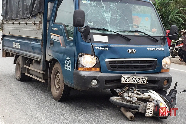 Ô tô tải hất văng người đi xe máy lên kính chắn gió trên QL 1 ở Hà Tĩnh