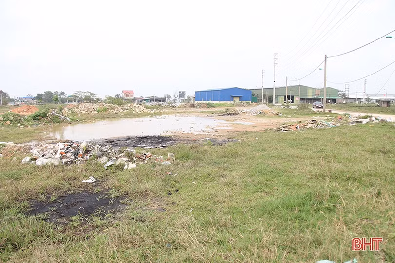 Rác thải xây dựng đổ tràn lan trong cụm công nghiệp Thạch Đồng