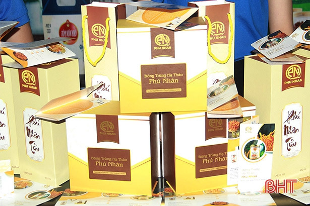 Nghi Xuân thực hiện quét mã QR cho sản phẩm OCOP
