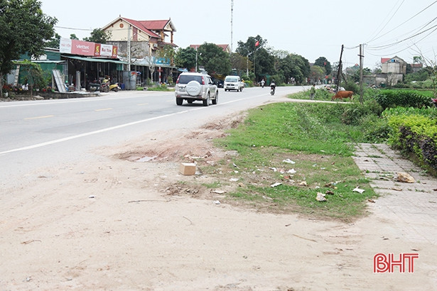 Thu dọn rác thải đảm bảo vệ sinh môi trường trên tuyến tỉnh lộ 550 ở Thạch Hà