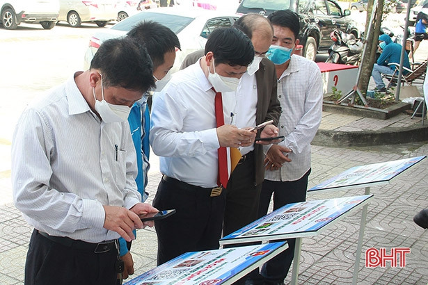 Nghi Xuân thực hiện quét mã QR cho sản phẩm OCOP
