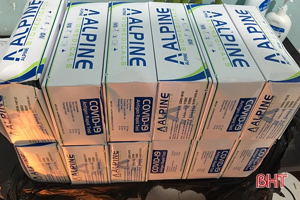 Thu giữ 300 bộ kit test COVID-19 không rõ nguồn gốc vận chuyển qua cửa khẩu Cầu Treo