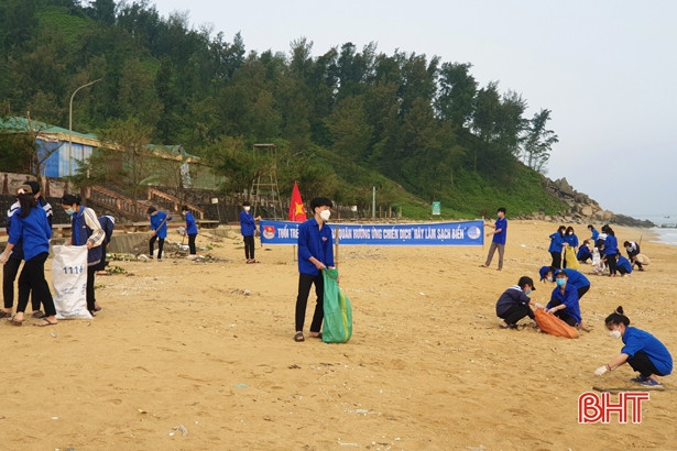 Hơn 200 đoàn viên thanh niên ra quân làm sạch bãi biển Thiên Cầm