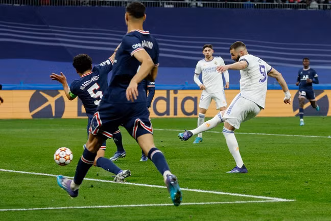 Benzema lập hat-trick trong 17 phút, Real ngược dòng kịch tính trước PSG