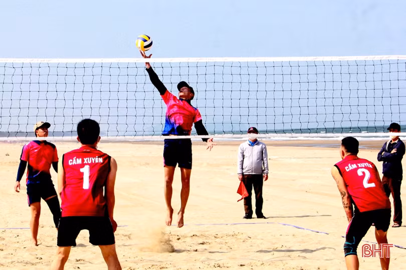 Khởi tranh Giải Bóng chuyền bãi biển khuôn khổ Đại hội TDTT Hà Tĩnh
