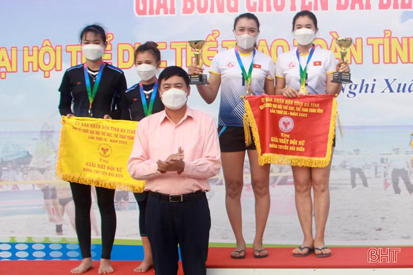 Đội nữ TX Kỳ Anh và nam huyện Kỳ Anh giành giải nhất bóng chuyền bãi biển 2022