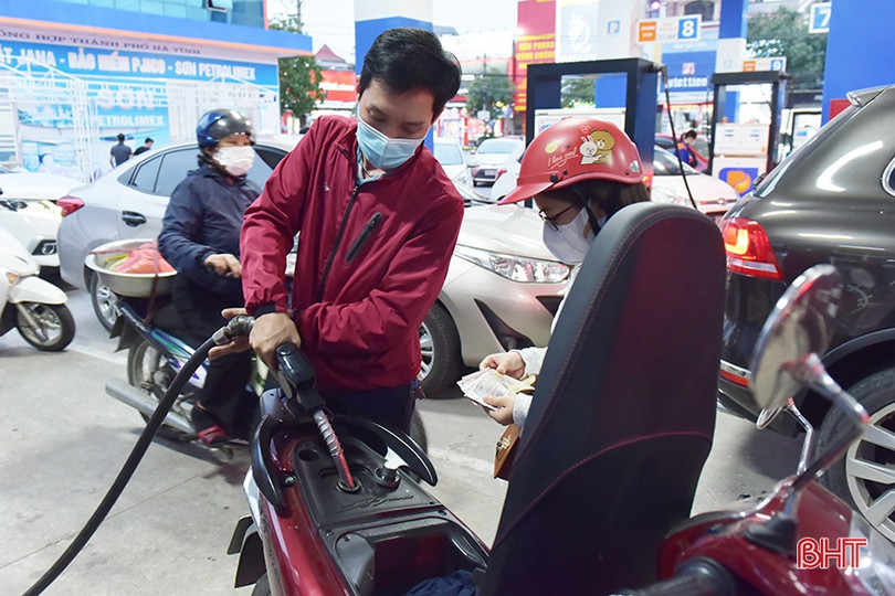 Người dân Hà Tĩnh đổ xô mua xăng trước tin tăng giá mạnh