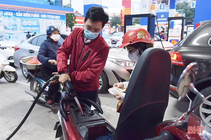 Người dân Hà Tĩnh đổ xô mua xăng trước tin tăng giá mạnh