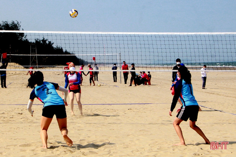 Khởi tranh Giải Bóng chuyền bãi biển khuôn khổ Đại hội TDTT Hà Tĩnh
