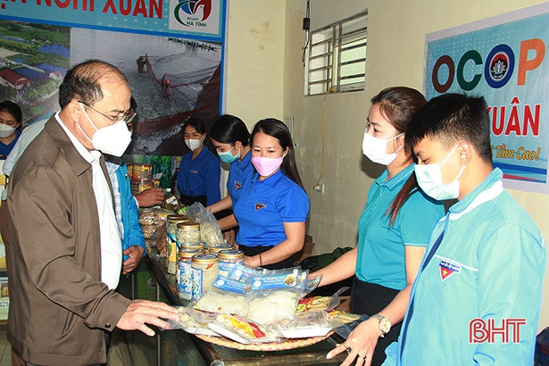 Nghi Xuân thực hiện quét mã QR cho sản phẩm OCOP