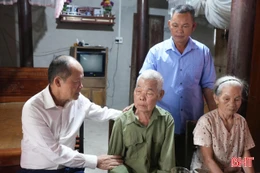 Lãnh đạo tỉnh thăm hỏi, tặng quà gia đình chính sách, người có công