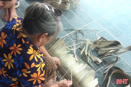 Những người “chằm” ký ức vào từng chiếc áo tơi