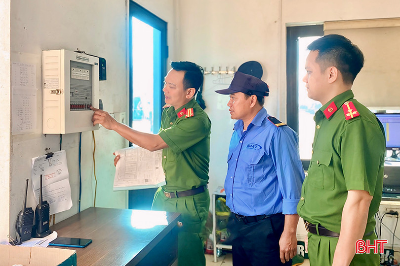 Cán bộ Phòng Cảnh sát PCCC&CNCH kiểm tra công tác thường trực PCCC tại phòng bảo vệ của Công ty TNHH MTV Bia Sài Gòn - Hà Tĩnh. IMG_6961 copy.jpg