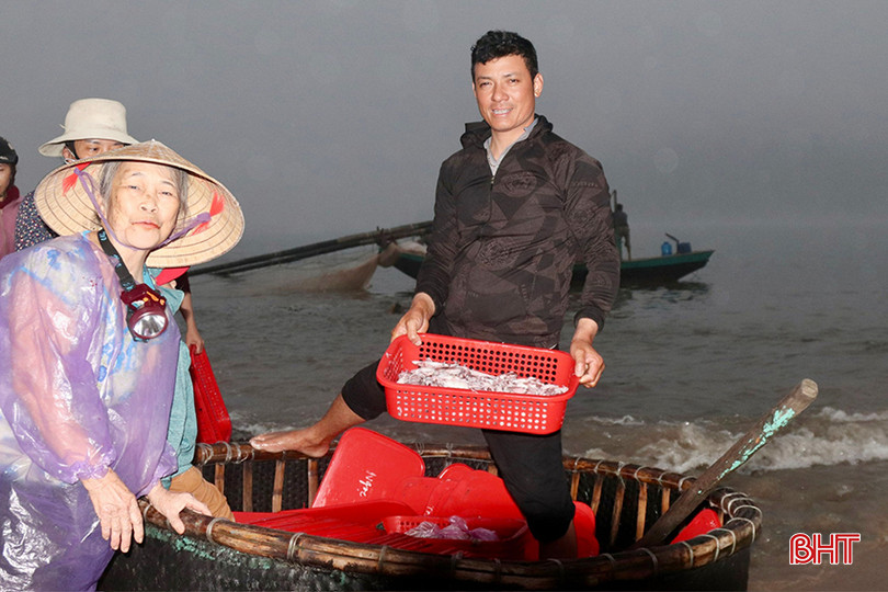 Ngư dân Nguyễn Văn Dũng (thôn Tân Hải, xã Cẩm Nhượng) cập bến cá Cồn Gò trong niềm vui đánh bắt được nhiều loại hải sản có giá trị. z5320595090061_d27fac1f475610f77ce8a7f41fa17722 copy.jpg