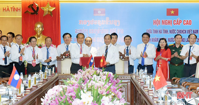 Bí thư Tỉnh ủy Hà Tĩnh Hoàng Trung Dũng và Bí thư - Tỉnh trưởng tỉnh Khăm Muồn Văn Xay Phong Sả Vẳn ký kết, trao biên bản Hội nghị cấp cao 2 tỉnh Hà Tĩnh - Khăm Muồn. bqbht_br_anh-5555.jpg