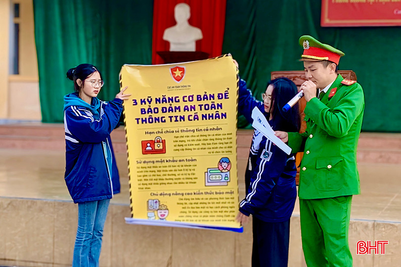 Công an huyện Can Lộc phối hợp với Trường THPT Đồng Lộc tổ chức buổi tuyên truyền phòng, chống tội phạm lừa đảo trên không gian mạng cho hơn 1.300 học sinh. m4 copy.jpg