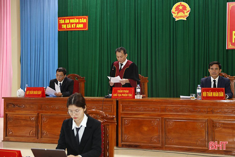 Xét toàn diện vụ án, HĐXX quyết định tuyên phạt Nguyễn Đình Huyền và Trần Văn Uy mỗi bị cáo 10 tháng tù giam về tội “Trộm cắp tài sản”. z5221253424089_d623019c96a804ac5b40af3036980e7e copy.jpg