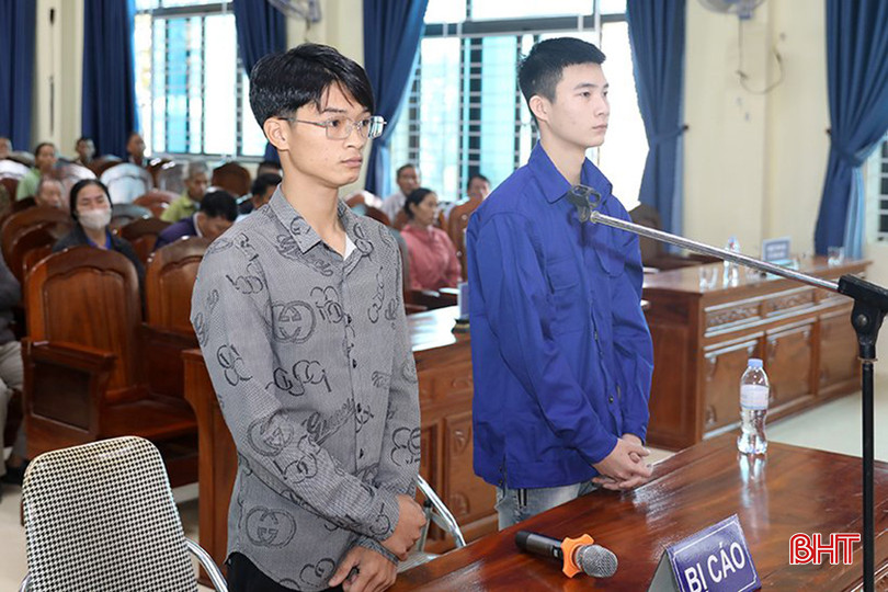 Bị cáo Nguyễn Đình Huyền (bên trái) và Trần Văn Uy tại phiên xét xử lưu động do TAND thị xã Kỳ Anh tổ chức vào chiều 23/11/2023. z5221250043391_ec33624c15823807bb6baed703e9d505 copy.jpg