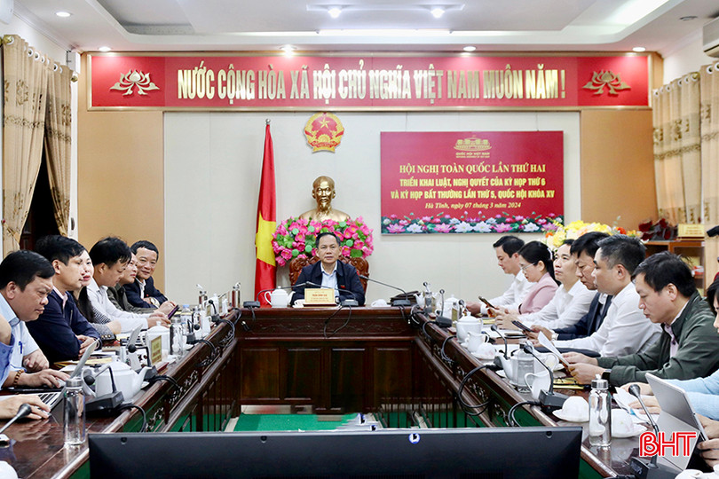 Phó Trưởng đoàn chuyên trách Đoàn ĐBQH tỉnh Trần Đình Gia điều hành điểm cầu Hà Tĩnh. cc3.jpg
