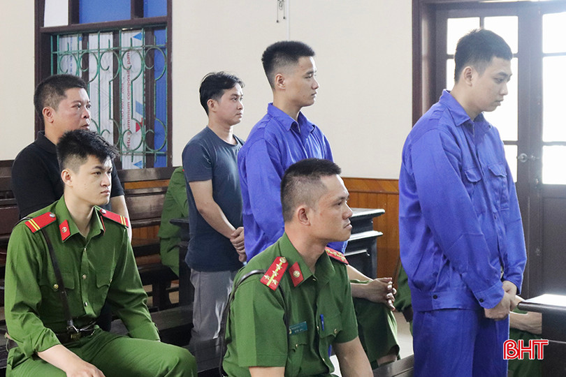 Nguyễn Hoàng Long (người đứng đầu) tại phiên xét xử vào sáng 25/4. Nguyễn Hoàng Long (người đứng đầu) tại phiên xét xử vào sáng 25/4.