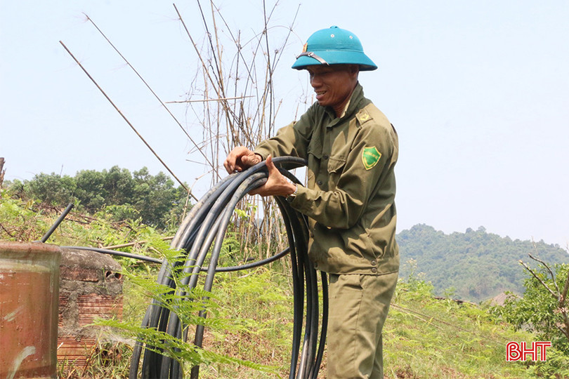 Ông Nguyễn Văn Minh ở thôn Hoa Thị (xã Thọ Điền) đầu tư 1 máy bơm nước công suất lớn và hệ thống ống tưới dài hơn 200m để chống hạn cho cây cam. z5390735498975_9487a116e312511ca9d1098ca8dbea05 copy.jpg