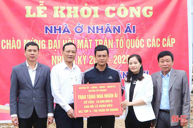 Từ đầu năm 2024 đến nay, toàn huyện Vũ Quang đã khởi công xây dựng 67 nhà ở cho các đối tượng người có công, hộ nghèo. z5248980533311_245a2c1bb030e94f4d47340e78d1a7c9 copy.jpg