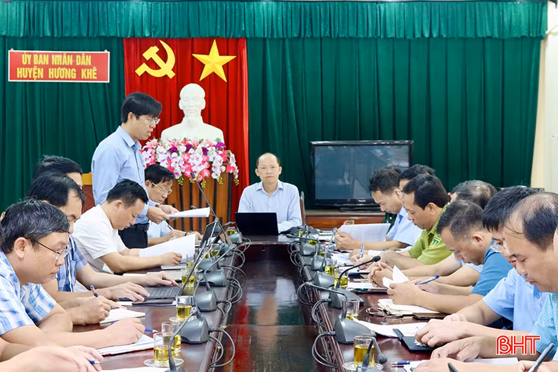 Sau khi kiểm tra thực tế, Phó Chủ tịch Thường trực UBND tỉnh Nguyễn Hồng Lĩnh cùng đoàn công tác đã làm việc với UBND huyện Hương Khê về công tác PCTT&amp;TKCN và PCCCR.