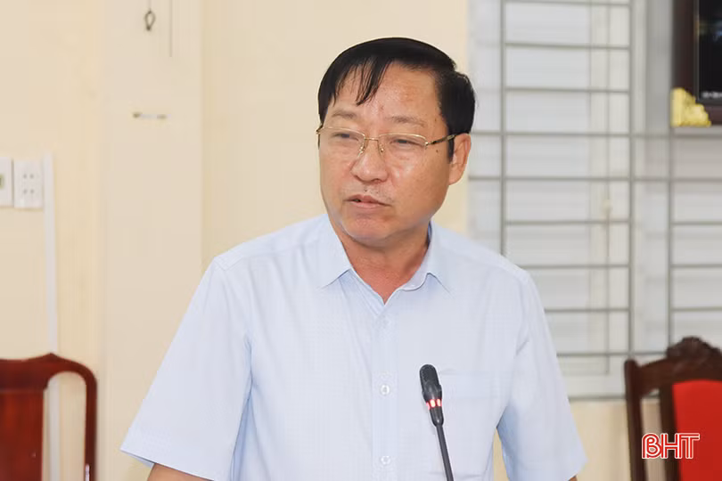 Chủ tịch UBND huyện Hương Khê - Ngô Xuân Ninh kiến nghị, đề xuất một số nội dung tại buổi làm việc.